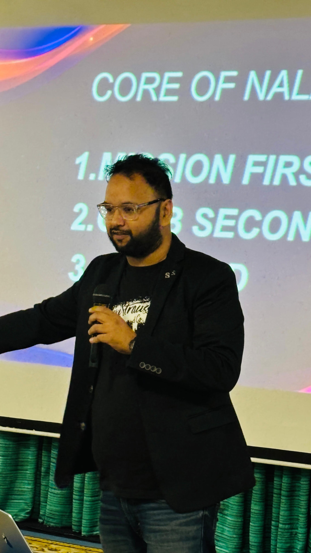 Shobhit Singhal presenting a framework to a live audience
